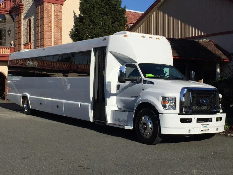 Ford F-750 Party Bus &ndash; White (44 Comfort / 50 Max)