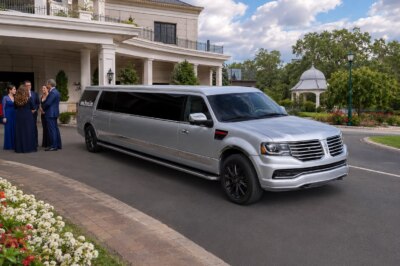 Silver Lincoln Navigator (14 Comfort / 16 Max)