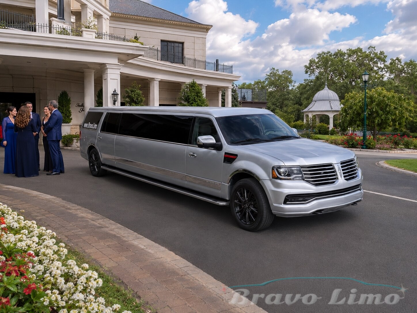 Silver Lincoln Navigator (14 Comfort / 16 Max)
